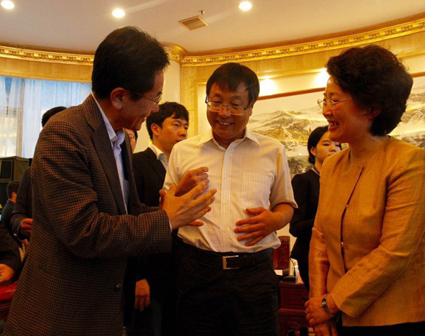 Kang Bing (middle), deputy editor chief of China Daily, Zhang Yongxia (right), mayor of Yantai, and Park Junghwan (left) of Business Korea Magazine, exchange opinions at a meeting held in Yantai on June 25, 2016.(Photo by Zhao Ruixue/chinadaily.com.cn)