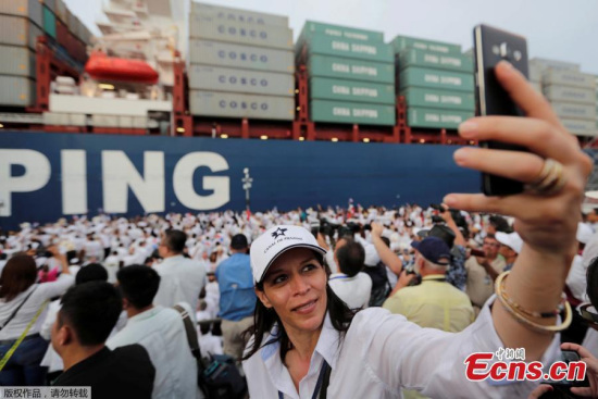 A woman take a selfie as a Chinese COSCO container vessel, arrives to Cocoli locks after crossing the Panama Canal to the Pacific side, during its first ceremonial transit of the new Panama Canal expansion project in Cocoli on the outskirts of Panama City, Panama June 26, 2016.(Photo/Agencies)