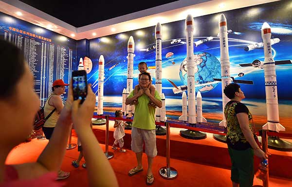 Tourists enjoy the Space and Science Museum in Wenchang, Hainan province, on Sunday. The city is developing its tourism industry around the launch center.(Photo/Xinhua)