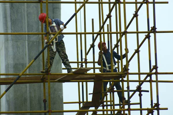 Workers at a construction site in Yichang, Hubei province. (ZHOU JIANPING / China Daily)