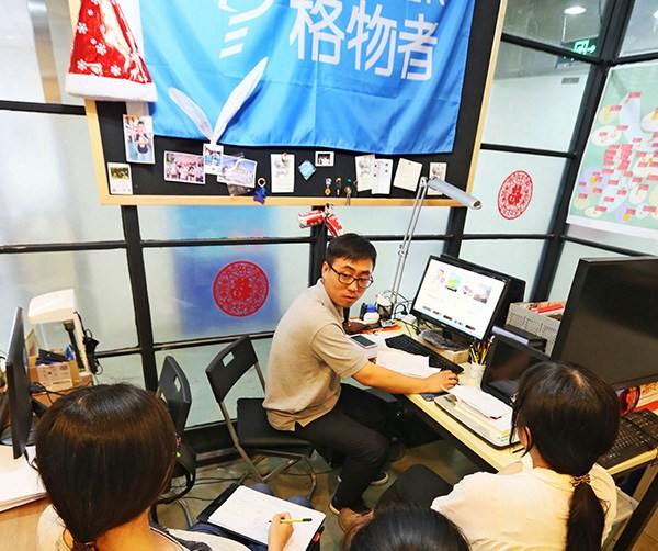 Staff at a startup company discuss their research work at Zhongguancun startup street, which has incubated more than 700 start-up firms in the past two years. (A JING / FOR CHINA DAILY)