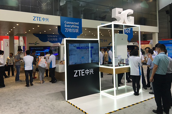 Attendees visit ZTE Corp's 5G&IoT booth on June 30, 2016 at MWC Shanghai. (Photo by Liu Zheng / chinadaily.com.cn)