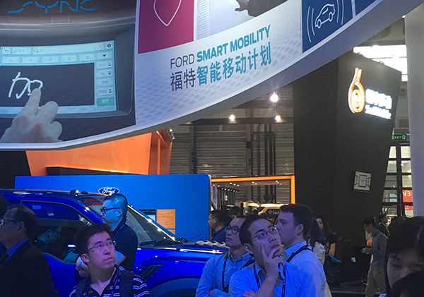 Visitors at the Ford exhibition area at the 2016 Mobile World Congress Shanghai that ran from June 29 to July 1. (Li Fusheng/China Daily)