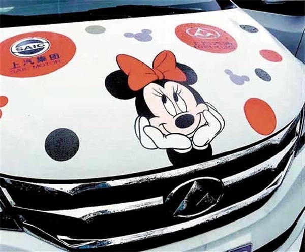 SAICs commercial vehicle brand Maxus, as a key logistics provider for Disney Park in Shanghai, decorates shuttle cars with Mickey Mouse-themed stickers.(Photo/Shanghai Daily)