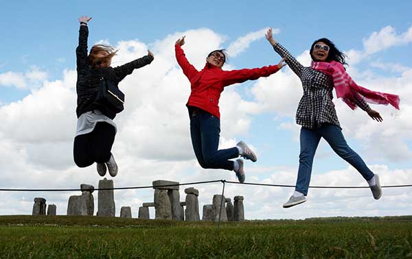 Chinese visitors at Stonehenge, a prehistoric site in Wiltshire, England. Britain has drawn an increasing number of tourists from China in the recent years.(Photo: China Daily/Zhang Guilan)