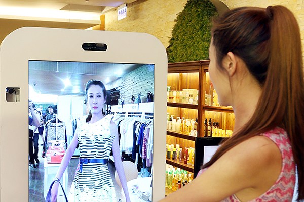 3-D fitting rooms provide a magical shopping experience for customers in a shopping mall in Taiwan. (Photo provided to China Daily)
