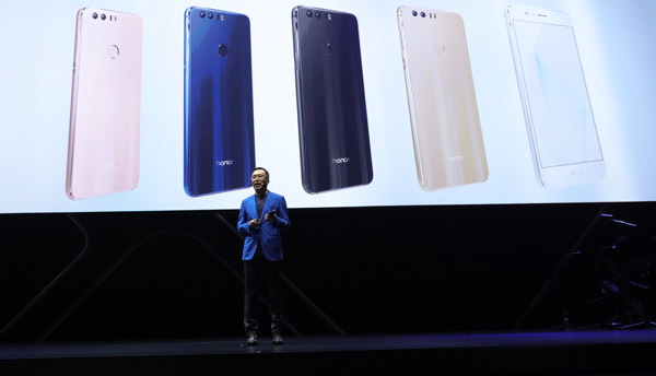 Zhao Ming, president of Honor made a speech on the launch ceremony for Honor 8 held in Shanghai on July 11, 2016.(Photo provided to chinadaily.com.cn)