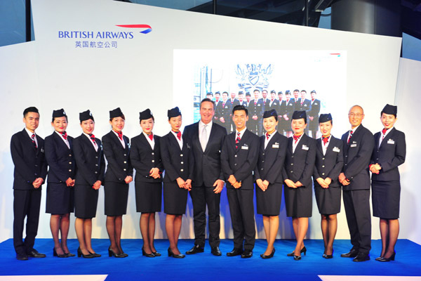 Chinese cabin crew poses with Richard Tams, British Airways' executive vice president for China, at the airline's crew base in Beijing. (Photo provided to China Daily)
