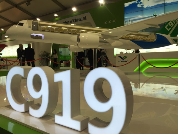 COMAC's C919 model is on display at the Farnborough Air Show, one of the major exhibitions for the world aviation industry, in Britain, July 11, 2016. The show, which runs from July 11 to July 17, features the biggest Chinese participatin ever. The C919 is China's first-ever locally designed and built short and medium-haul jet. (Photo by Wang Mingjie/China Daily)