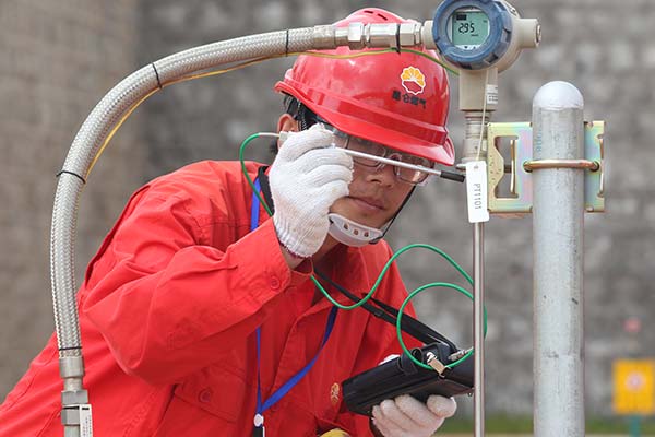 A technician tests a natural gas pipeline facility operated by CNPC in Kunming, Yunnan province.(Provided to China Daily)