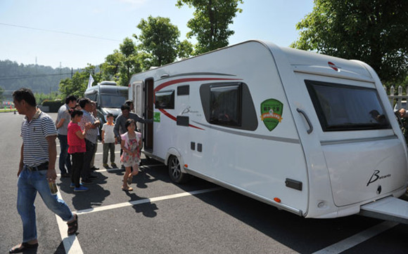 A family get out of their caravan at a scenic spot in Lin'an, Zhejiang province, in June last year. Photo/China Daily