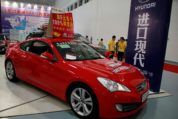 Hyundai Motor's imported Rohens Coupe is displayed at an auto show in Haikou, Hainan province. (Photo/China Daily)