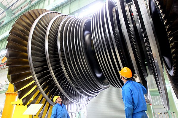 Two workers supervise the installation of key components of an indigenous nuclear reactor at a plant of Shanghai Electric Group, a leading manufacturer of heavy industrial equipment in China. (Photo/Xinhua)