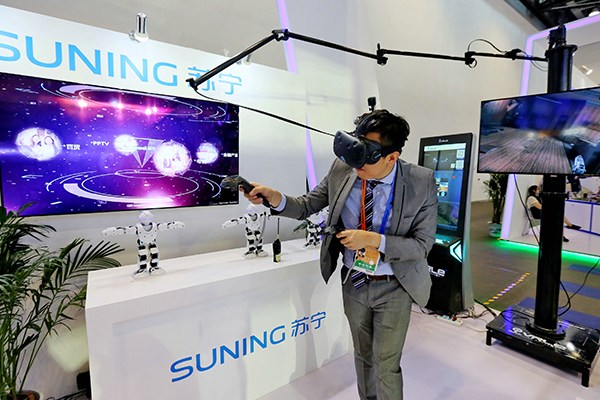A consumer experiences a product using a virtual reality kit at Suning's stall at a trade expo in Beijing. (Photo/China Daily)