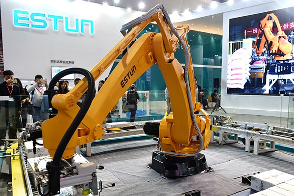 A versatile six-axis articulated robot, developed by Estun Automation Co Ltd, on display at an industrial expo in Shanghai last year. (Photo/China Daily)