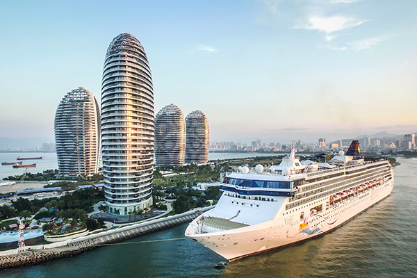 A cruise liner docks at Sanya's Phoenix Island. (Photo/China Daily)