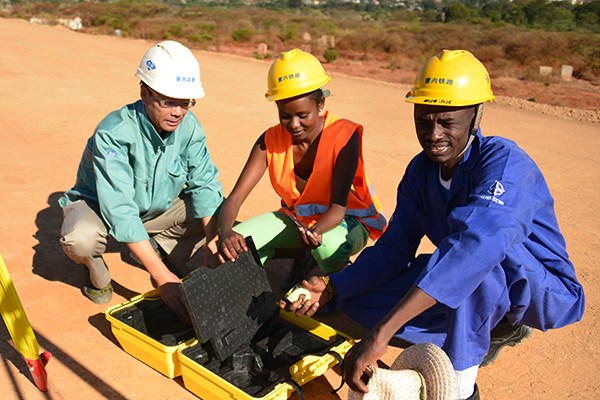 Kenyan workers at the construction site of the Mombasa-Nairobi railway, contracted by China Communications Construction Company Co Ltd. (Photo provided to China Daily)