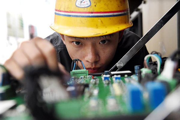 A technician checks a train's air conditioning system to make sure it works well amid hot summer days, in a railway maintenance workshop in Zhengzhou, capital of Central China's Henan province, July 25, 2016. (Photo/Xinhua)