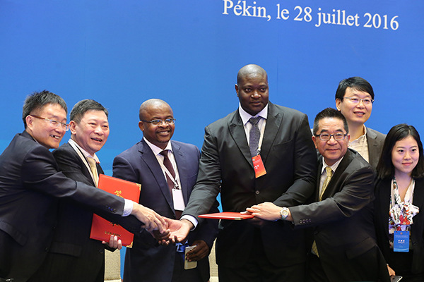 Representatives from Chinese and African enterprises attend a photo session after signing cooperation contracts during the China-Africa Business Cooperation seminar in Beijing, July 28, 2016. (Photo/China Daily)