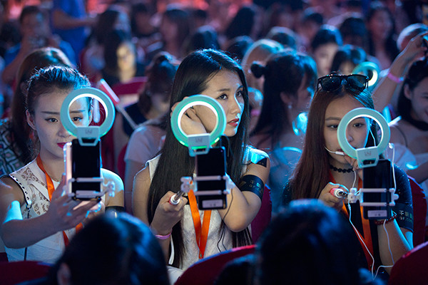 Cybercelebrities announce the launch of a new live-streaming app in Beijing, July 27, 2016. (Photo/China Daily)