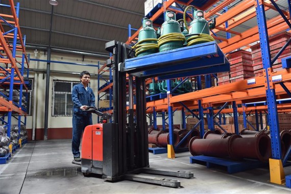 A steel worker at a workshop. (Xinhua file photo)