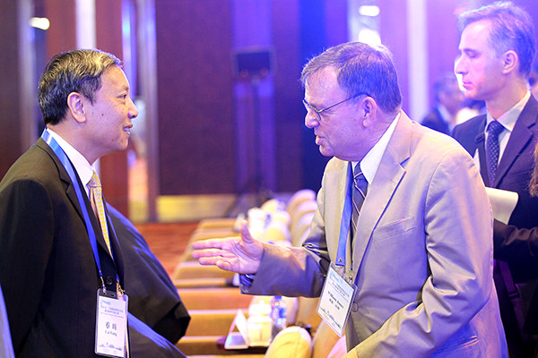 Cai Fang, vice-president of the Chinese Academy of Social Sciences, and William Jones, Washington Bureau chief for the Executive Intelligence Review, talk at the T20 Summit in Beijing, July 29, 2016. (Photo/China Daily)