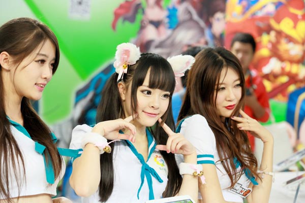 Girls promote games by Shanghai Giant Network Technology Co at an industry expo held in Beijing. (PROVIDED TO CHINA DAILY)