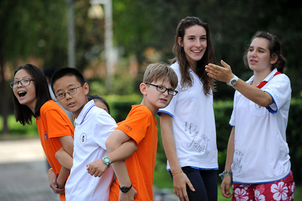 International students play games and exchange knowledge of cultures at a summer camp in Shanghai.(ZHAO JING/CHINA DAILY)