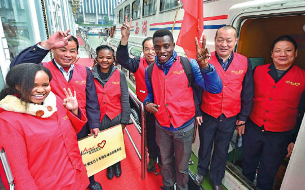 Members of an international volunteer team attend a public event in Hangzhou, Zhejiang province. More than 100,000 volunteers have signed up to help with the G20 summit.(Photo provided To China Daily)