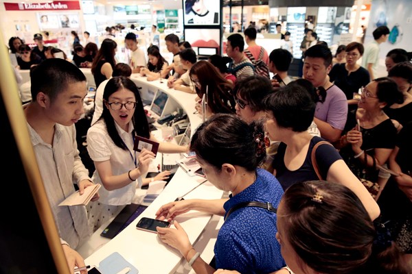 Customers in a duty free shop which opened in downtown Shanghai, Aug 8, 2016. YIN LIQIN/FOR CHINA DAILY