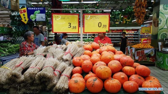 Residents shop at a supermarket in Shenyang, northeast China's Liaoning Province, Aug. 8. 2016. China's consumer price index (CPI), a main gauge of inflation, grew 1.8 percent year on year in July, according to the National Bureau of Statistics. (Xinhua/Long Lei)