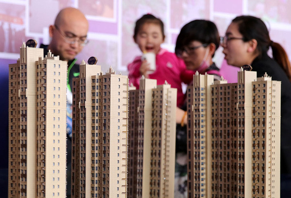Homebuyers learn about a commercial property project at a real estate expo in Handan, North China's Hebei province, April 23, 2016. (PROVIDED TO CHINA DAILY)
