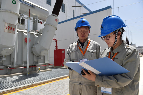 Shenhua Group Corp employees check facilities at a substation in Yinchuan, Ningxia Hui autonomous region. (Photo/Xinhua)