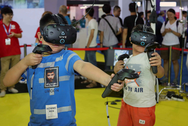 Children try VR games at an expo in Beijing, August 5, 2016. (PROVIDED TO CHINA DAILY)