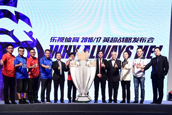 Officers of LeSports, football commentators, and other guests are giving their thumbs up on the stage of LeSports's press conference in Beijing, August 11, 2016. (Photo provided to chinadialy.com.cn)