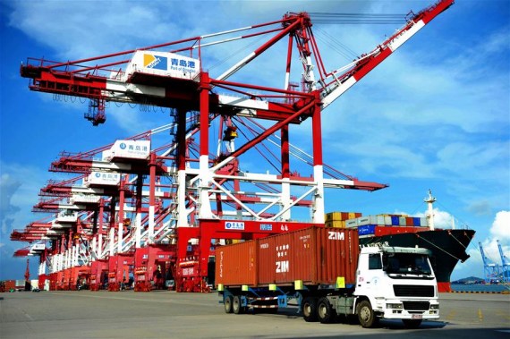 A truck transfers containers at Qingdao port in Qingdao, east China's Shandong Province, Aug. 8, 2016.(Xinhua/Yu Fangping)