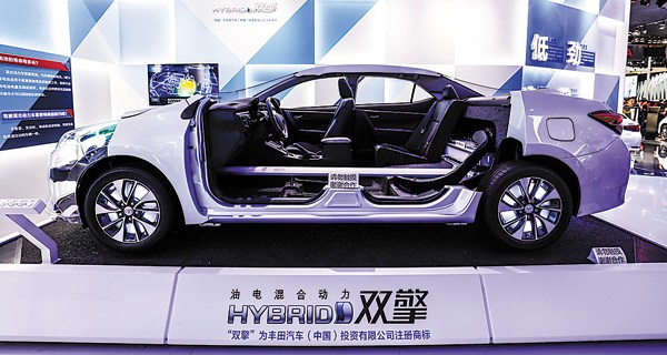 GAC Toyota displays the powertrain system for petrol-electric hybrid cars Camry and Levin at the Beijing auto show in April. Zhang Haiyan / For China Daily