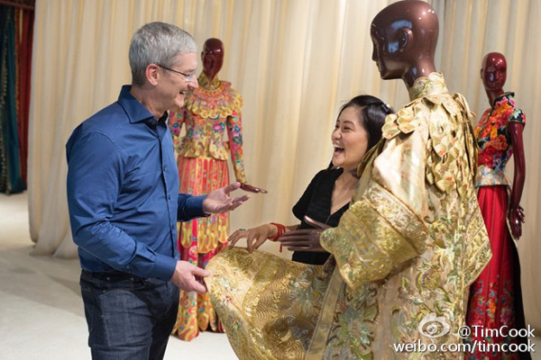 Apple CEO Tim Cook chats with Chinese designer Guo Pei at her studio in Beijing, August 15, 2016. (Photo/Weibo)