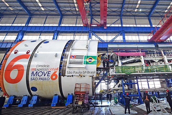 Workers at Shenyang North Heavy Industries Group Co Ltd dismantle the shield-tunneling equipment ready for export to Brazil. (Photo/Xinhua)