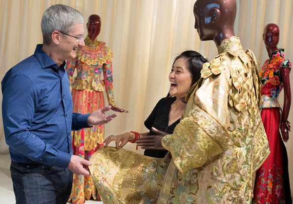 Tim Cook, CEO of Apple Inc, talks with Chinese fashion designer Guo Pei on August 15, 2016 in Beijing. (TIM COOK'S WEIBO)