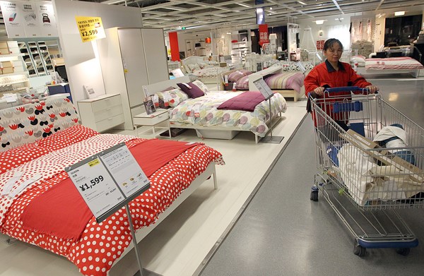 A staff member works at an outlet of Ikea in Xihongmen, Beijing, Nov 6, 2013. (China Daily)