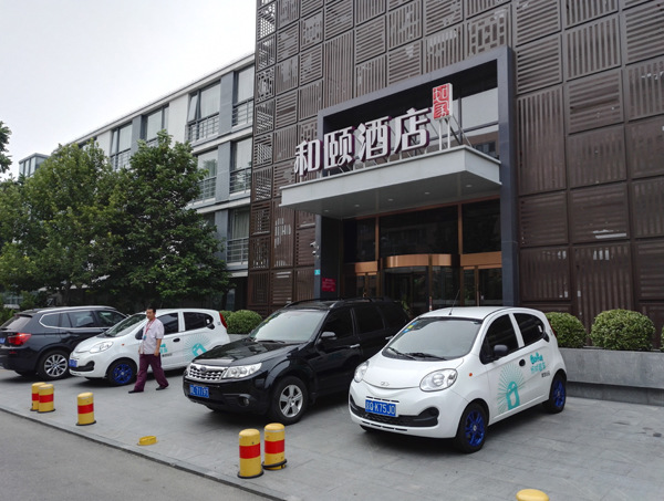 Two rental cars outside a Homeinns hotel in Beijing. Beijing Shouqi Group and Homeinns Co Ltd entered strategic partnership on Aug 11 in Beijing to increase the number of car pickup and return outlets in the hotel chain's network. Hao Yan / China Daily