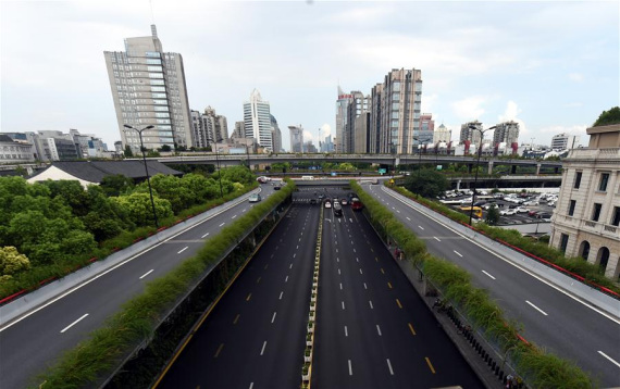 Photo taken on Aug. 22, 2016 shows the West Lake Road in Hangzhou, capital of east China's Zhejiang Province.  (Photo: Xinhua/Wang Dingchang)