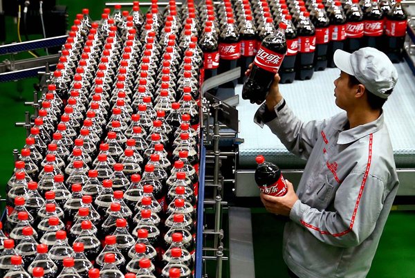 A bottling line of Coca Cola in Shijiazhuang, capital of Hebei province. (PHOTO / XINHUA)