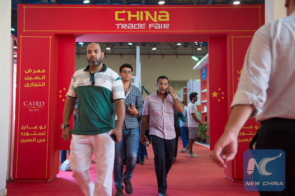 Egyptians visit the 3rd China Trade Fair in Egypt at the Cairo International Convention Center in Cairo, Egypt, Aug. 25, 2016. (Xinhua/Meng Tao)