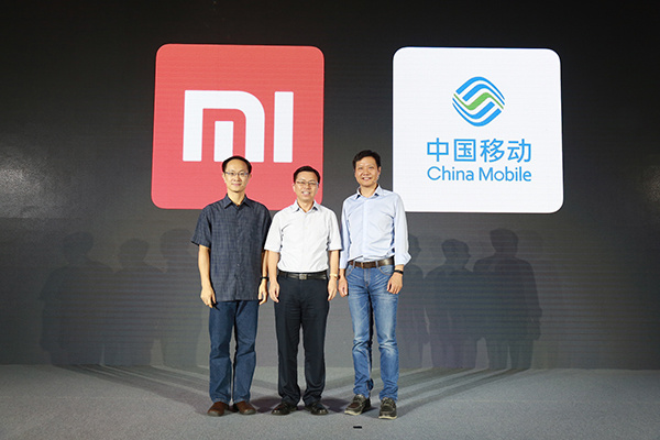 From left to right, Lin Bin, president of Xiaomi, Li Huidi, vice president of China Mobile and Lei Jun, founder of Xiaomi, poses for a picture at the launch ceremony of Redmi Note 4 in Beijing on August 25, 2016. (Photo provided to chinadaily.com.cn)