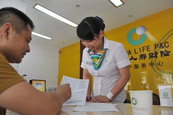 A customer seeks information at China Life Insurance Co Ltd's branch in Lin'an, Zhejiang province. HU JIANHUAN / FOR CHINA DAILY