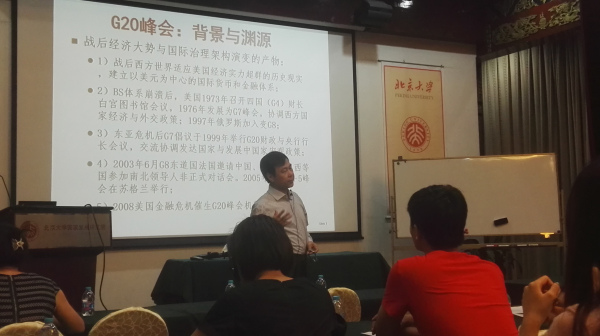 Lu Feng, a respected economist on Open Macroeconomics from China Center for Economic Research of Peking University (CCER) is responding to the media's questions.(Photo by Wu Zheyu/chinadaily.com.cn)