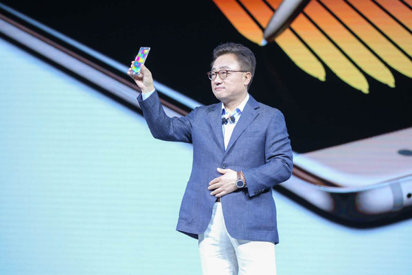 D.J. Koh, president of mobile communications business of Samsung Electronics, shows the Galaxy Note 7. Photo provided to China Daily