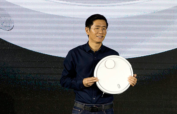 Vice-President of Xiaomi Corp Liu De at the release of the company's smart vacuum cleaner on August 31,2016 in Beijing. (Photo/China Daily)